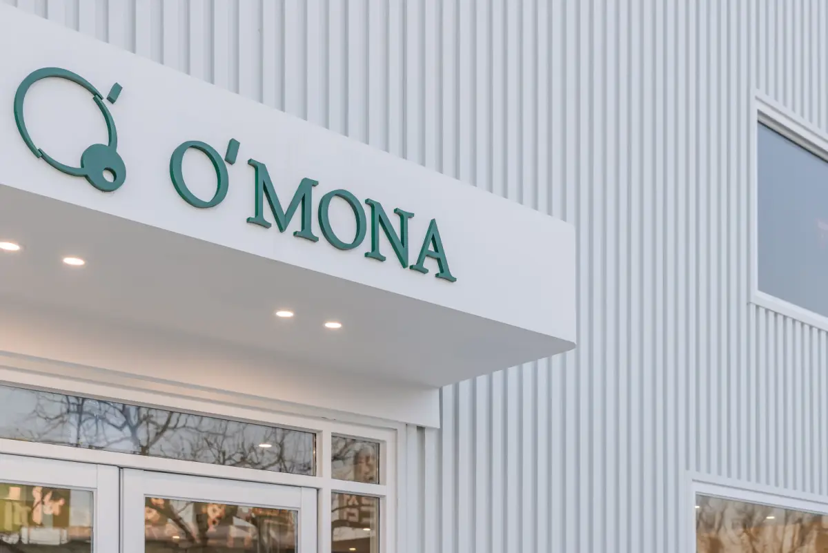 화이트 골함석 외관의 모던 카페 O'MONA